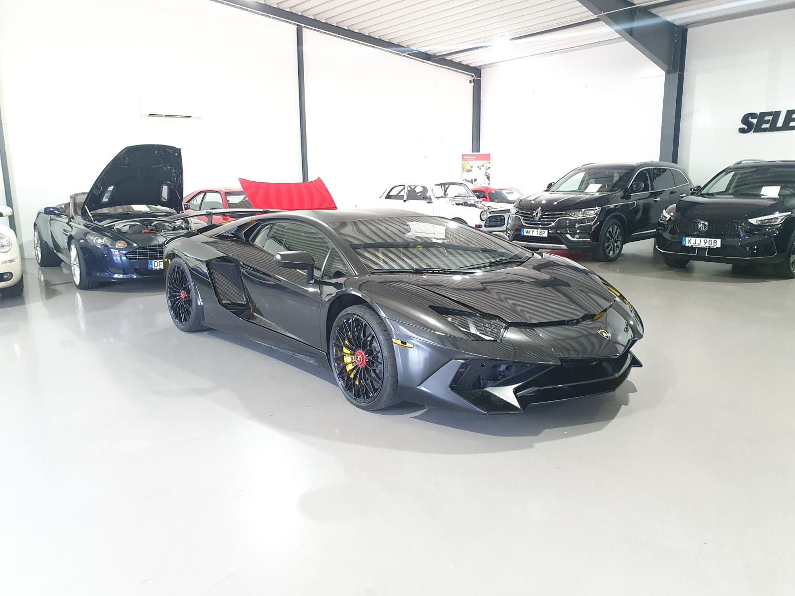Lamborghini med svart vinylfolie vid bilverkstad
