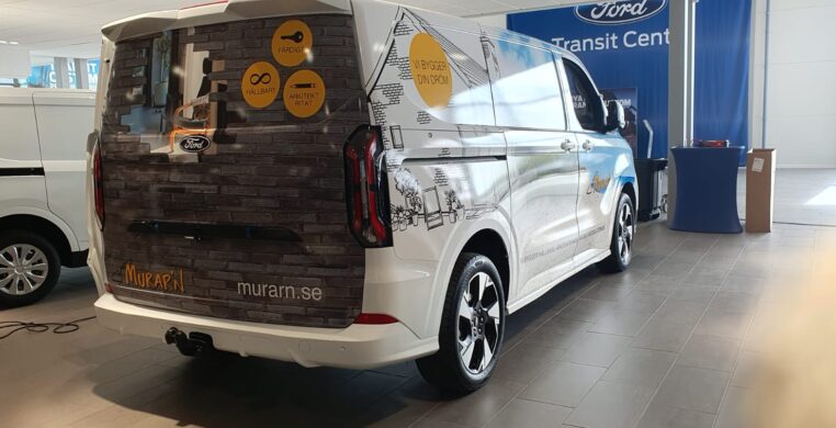 8b532929-8c0f-4177-82df-d19835306f18 Full commercial van branding with TECHWRAP – visible marketing across Varberg and Sweden.